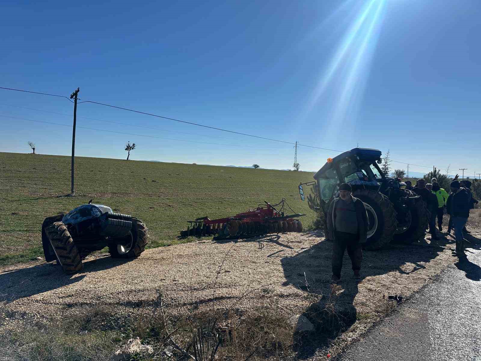 Kamyonetle çarpışan traktör ikiye bölündü