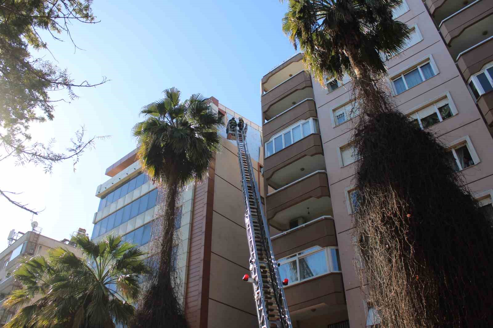 Rüzgar binanın cephesini söktü, facia kıl payı atlatıldı