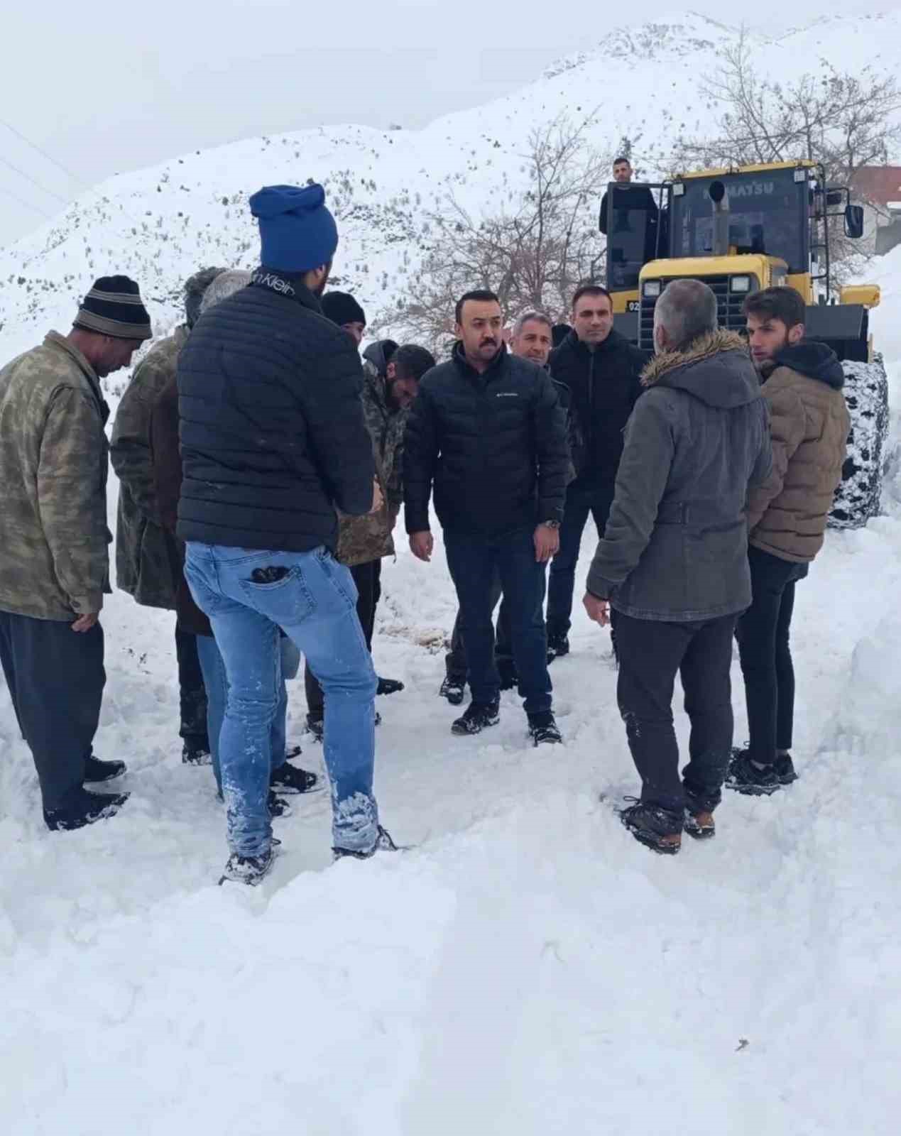 Kaymakam Pelvan, yol açma çalışmalarını inceledi