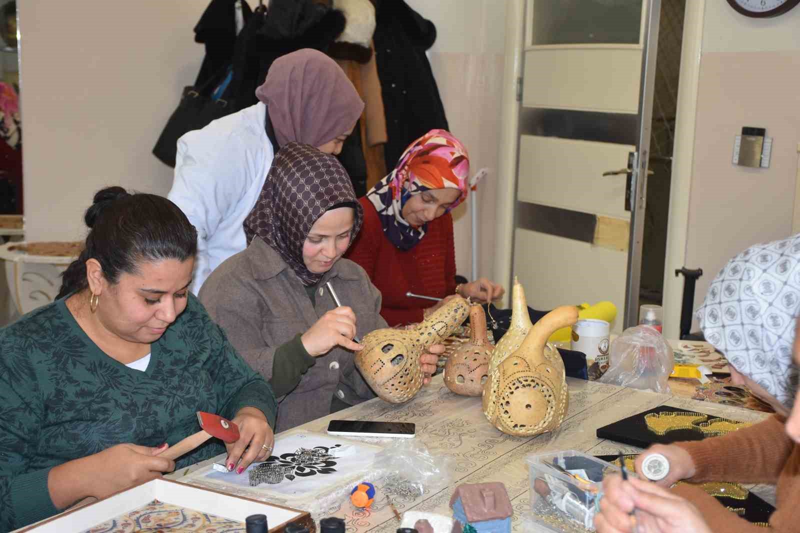 Şahinbeyli kadınlar &uuml;retiyor
