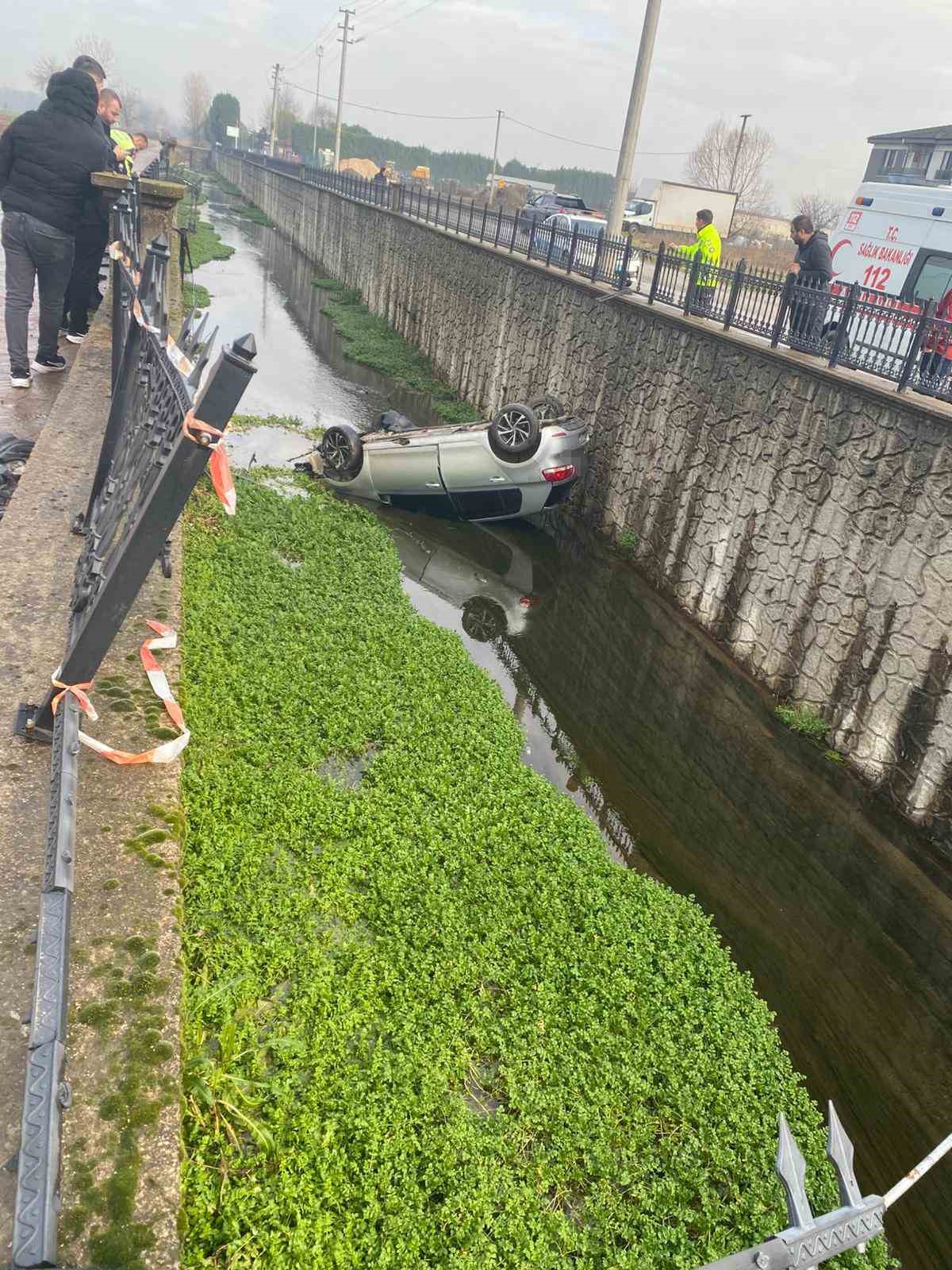 Sakarya&rsquo;da kanala u&ccedil;an aracın s&uuml;r&uuml;c&uuml;s&uuml; yaralandı
