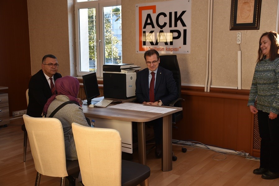 Salihli Kaymakamı G&uuml;ldoğan, vatandaşın sesine kulak verdi
