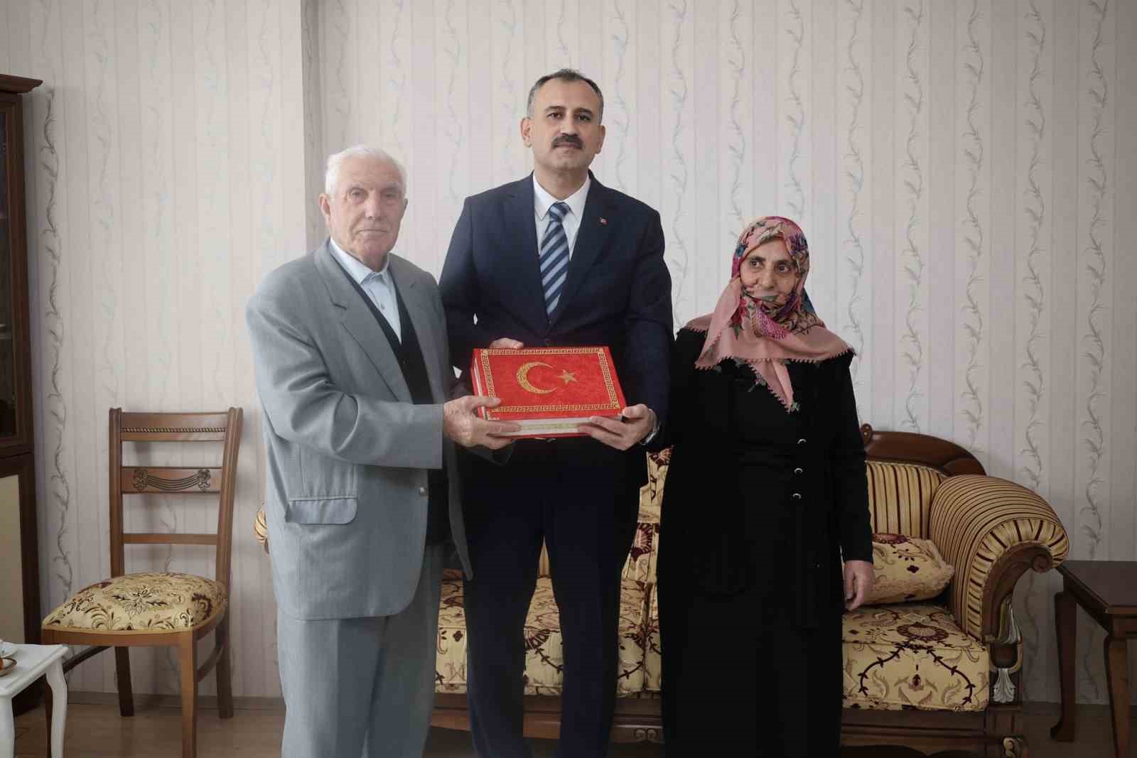 Ağrı Valisi &Ouml;nder Bozkurt g&ouml;revine şehitlik ziyaretiyle başladı
