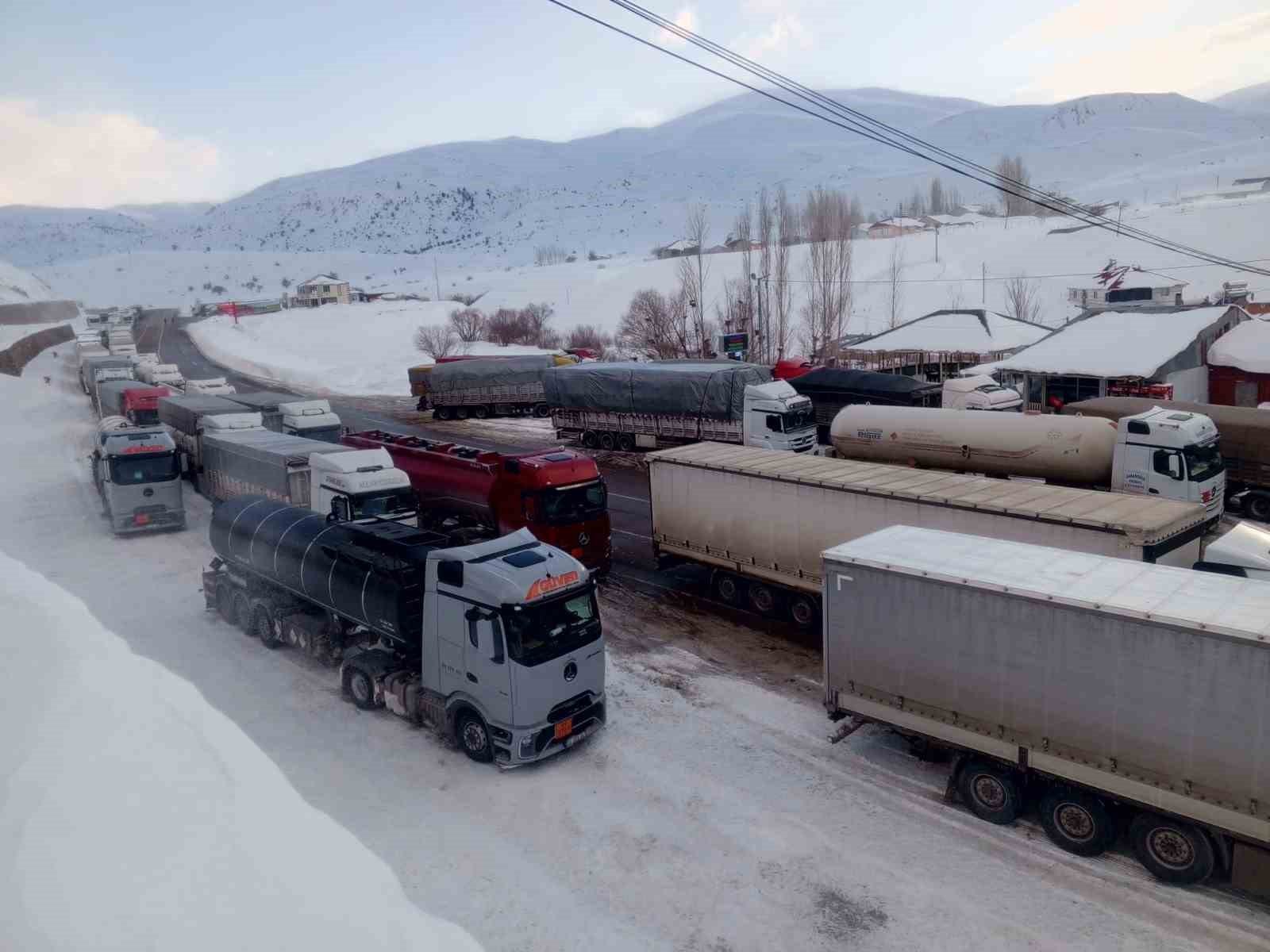 Bing&ouml;l-Erzurum kara yolu ağır tonajlı ara&ccedil; trafiğine kapatıldı: Kilometrelerce kuyruk oluştu
