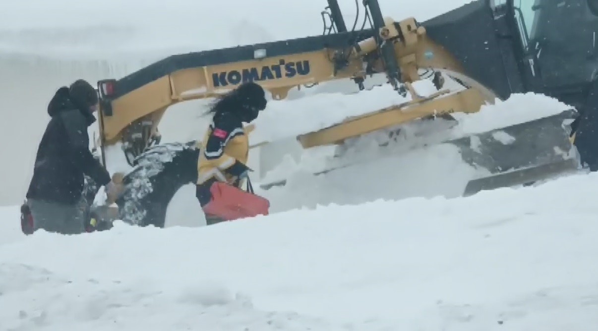 Kars&rsquo;ta kar esaretine &lsquo;&ouml;zel&rsquo; m&uuml;dahale: Ekipler bazı b&ouml;lgelerde vakalara yaya ulaşıyor
