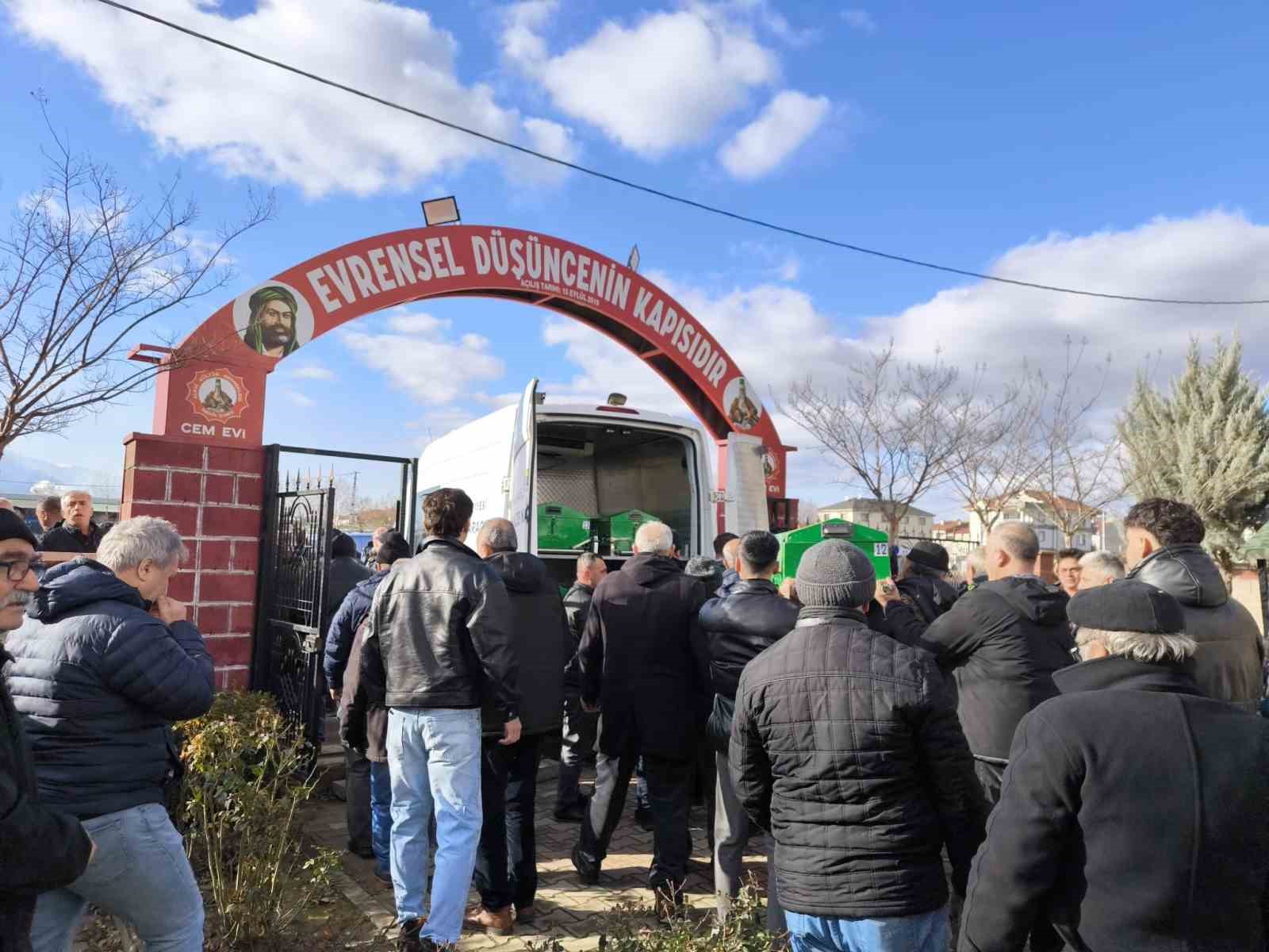 Bursa’da feci kazada hayatını kaybeden 2 genç kız son yolculuğuna uğurlandı