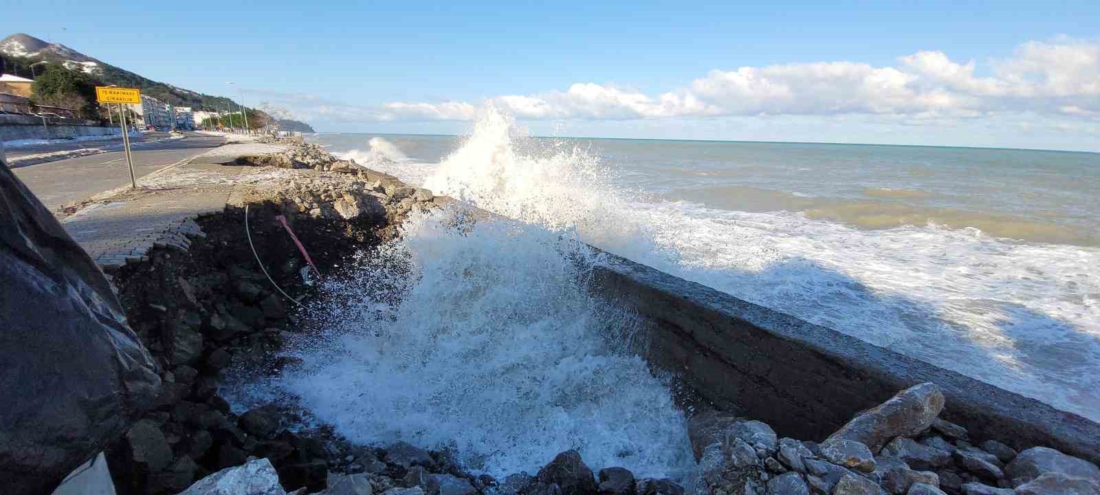 Kastamonu&rsquo;da dalgalar sahil şeridine zarar verdi

