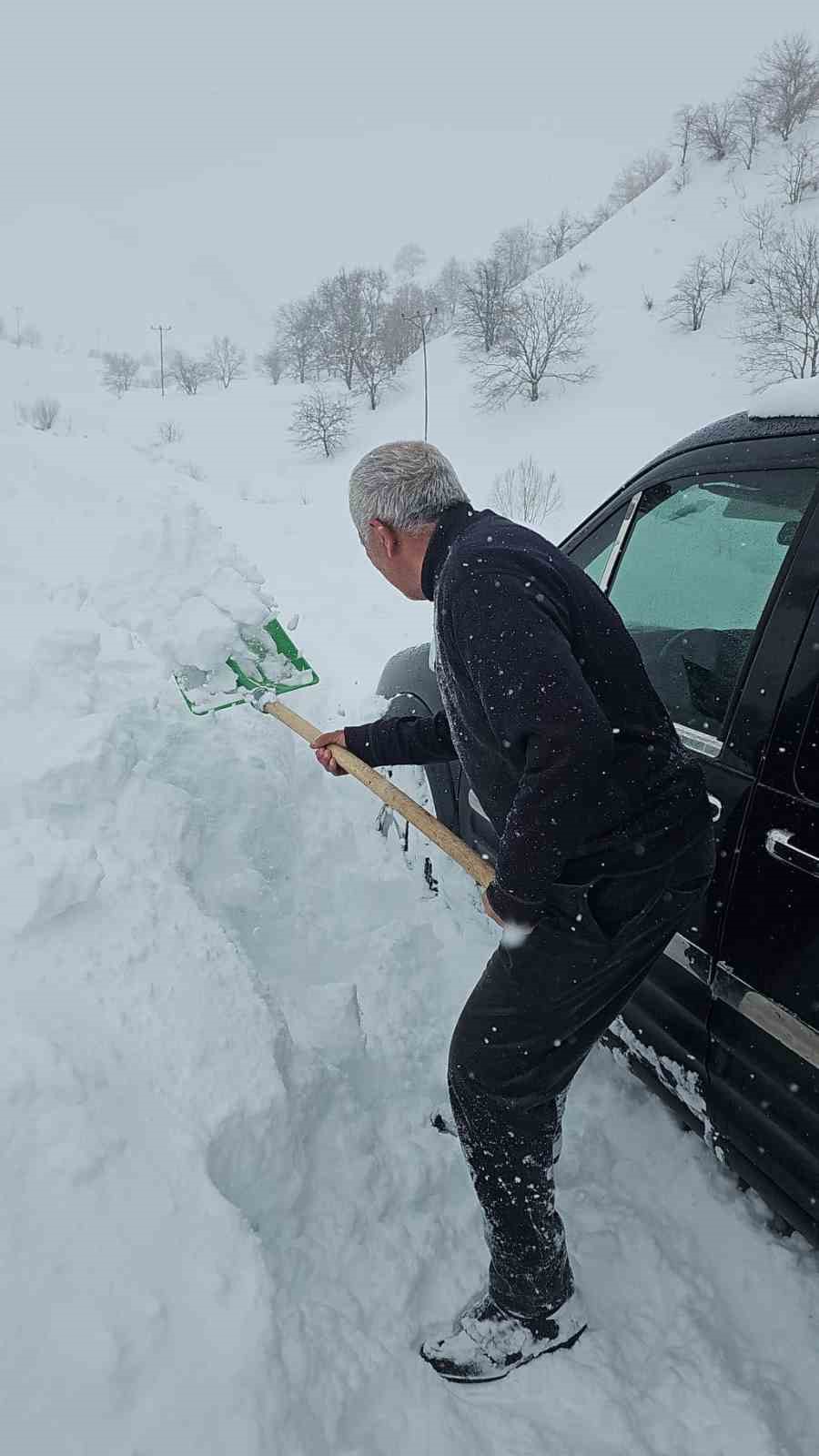 Bahçesaray’da çığ faciası son anda atlatıldı: Araçtaki aile ölümden döndü