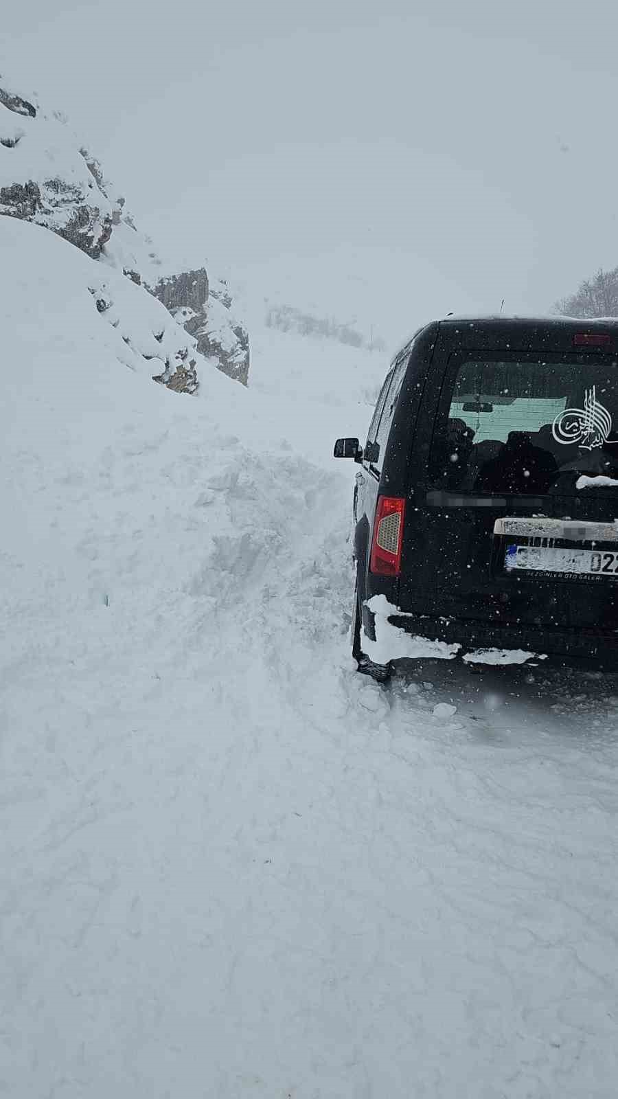 Bah&ccedil;esaray&rsquo;da &ccedil;ığ faciası son anda atlatıldı: Ara&ccedil;taki aile &ouml;l&uuml;mden d&ouml;nd&uuml;

