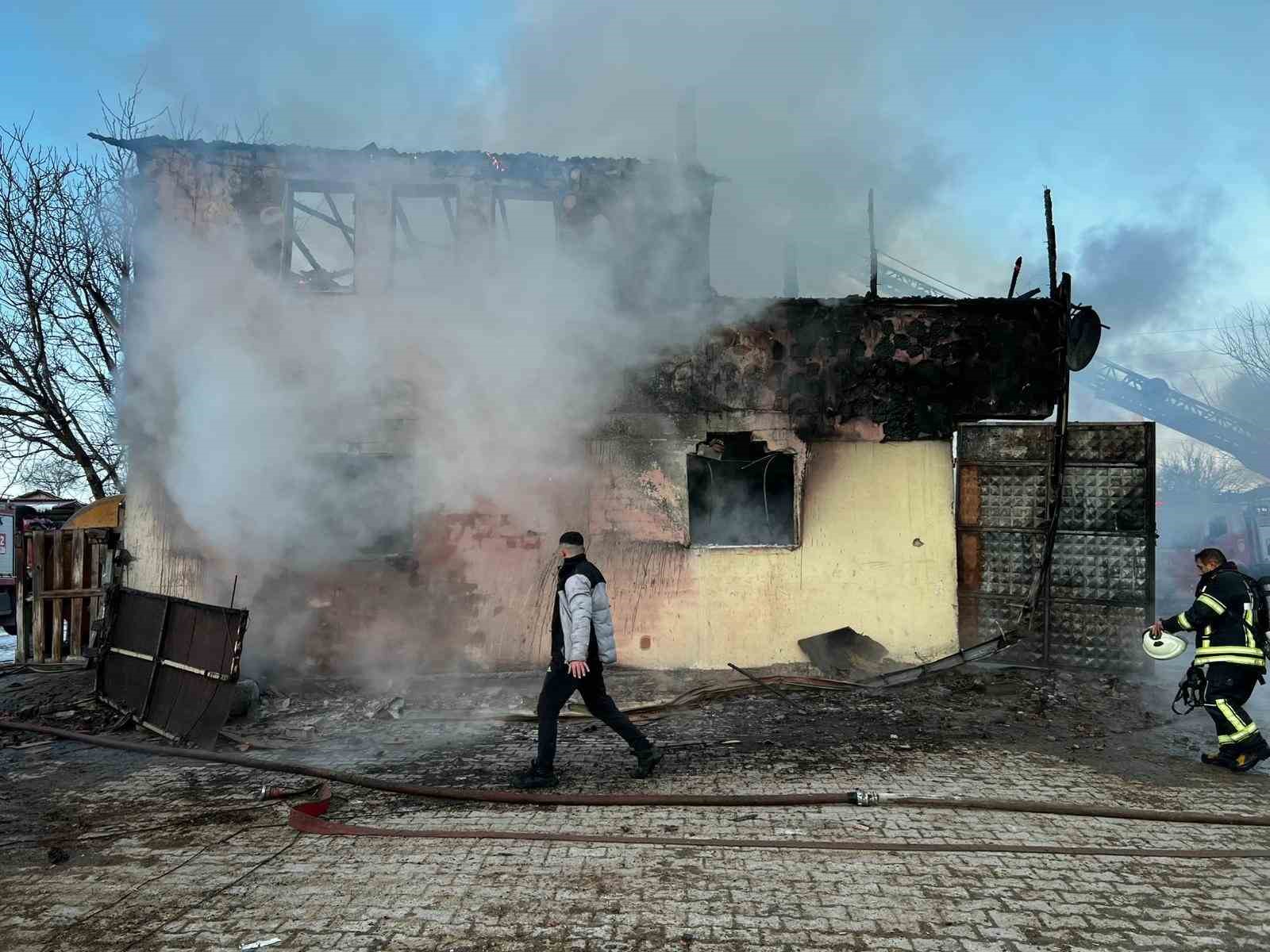 Amasya’da iki katlı ev çıkan yangında kullanılamaz hale geldi