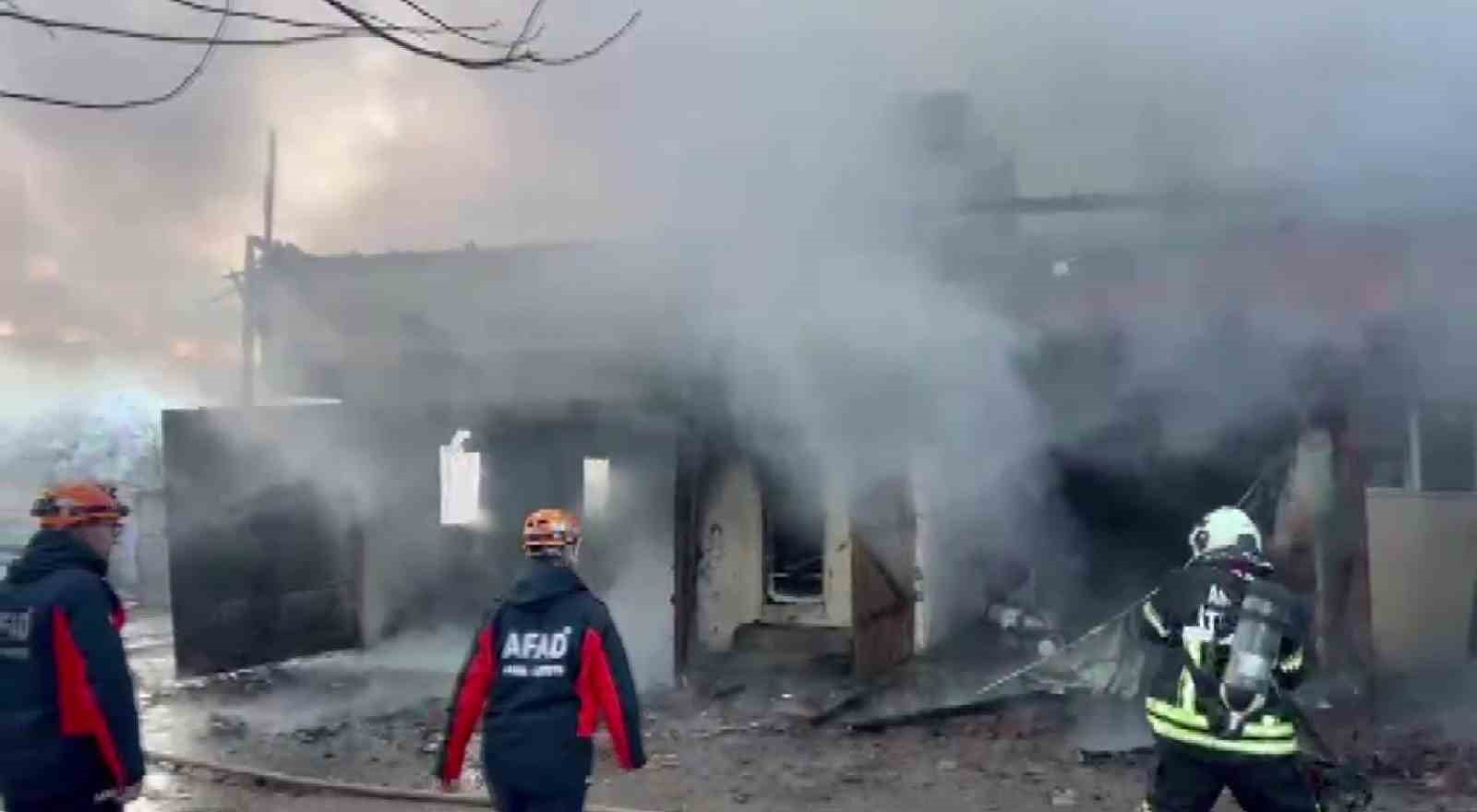 Amasya&rsquo;da iki katlı ev &ccedil;ıkan yangında kullanılamaz hale geldi
