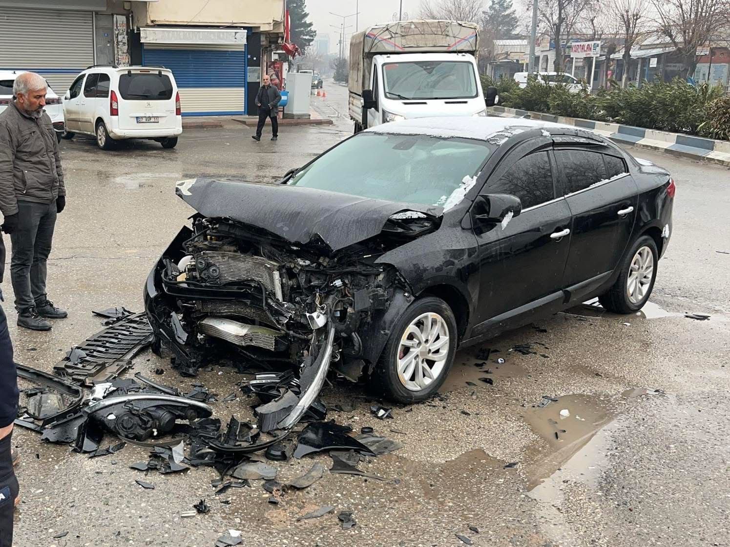 Siirt’te otomobil refüje çarptı: 2 yaralı