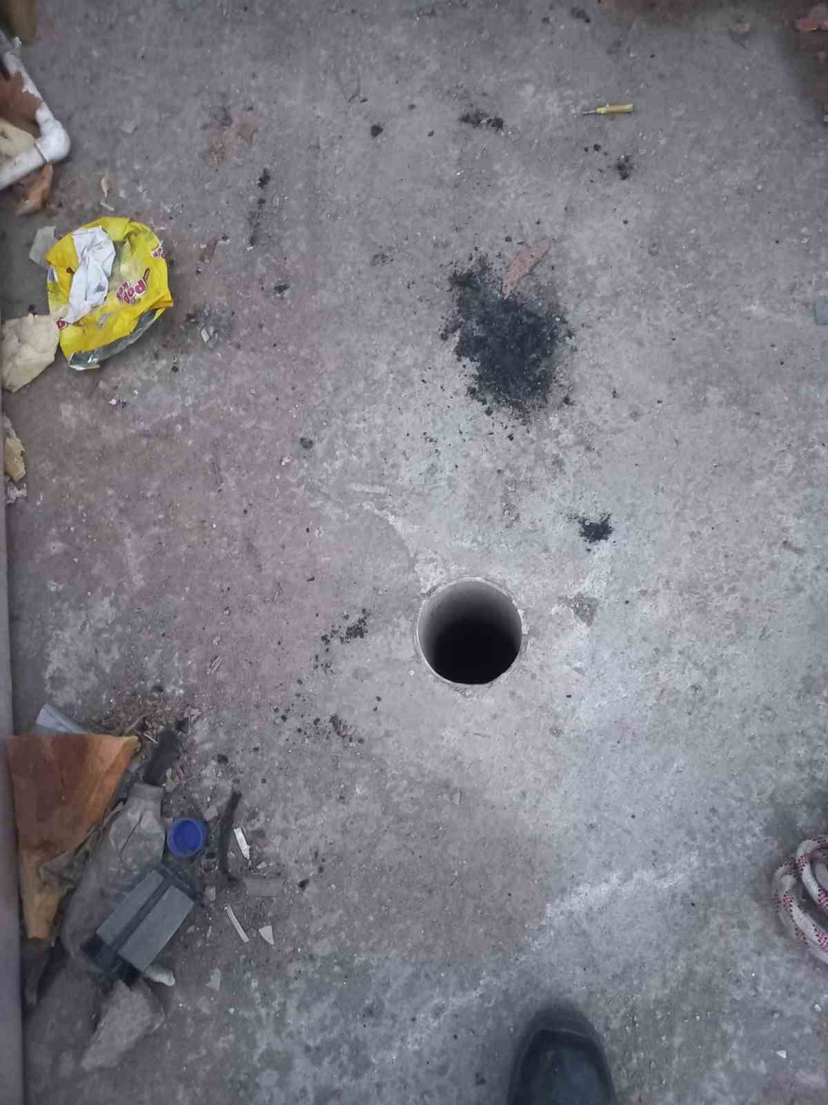 Su pompası deliğine d&uuml;şen yavru kediyi itfaiye kurtardı
