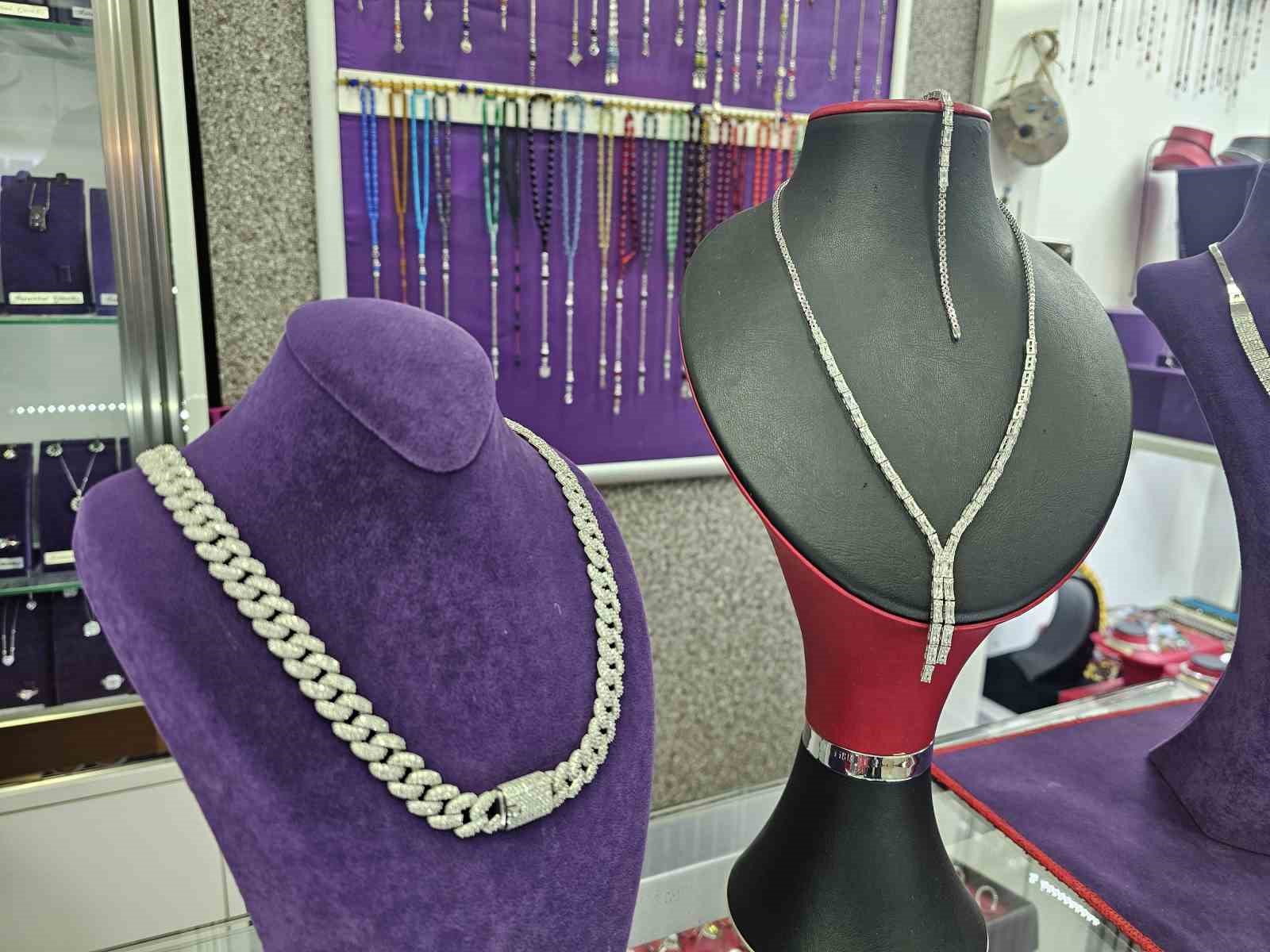 Fiyatlardaki artışlar, yatırım ve d&uuml;ğ&uuml;n takılarını değiştirdi: Altın bileziklerin yerini g&uuml;m&uuml;ş bilezikler alıyor
