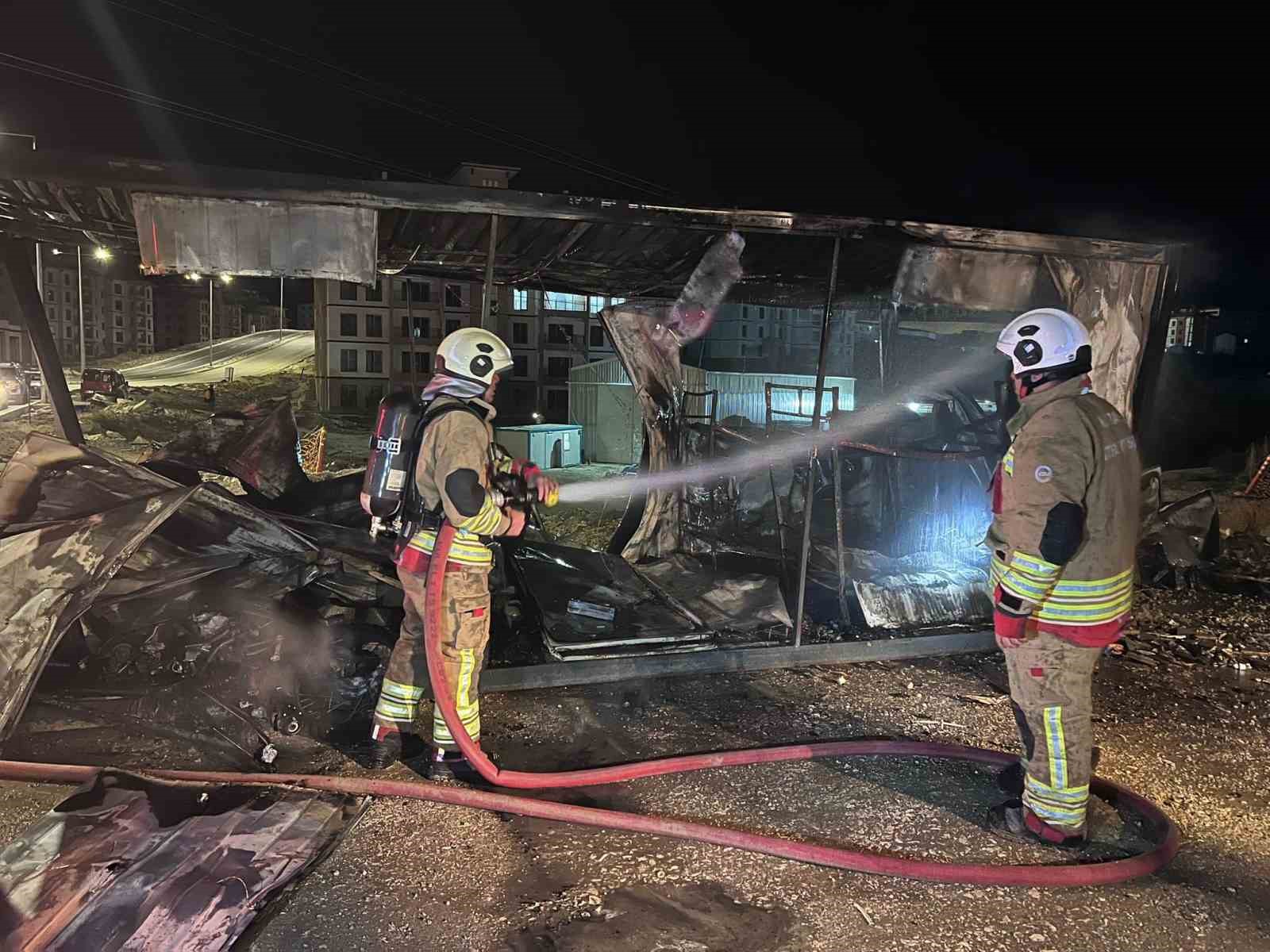 Hatay’da yanan konteyner kullanılmaz hale geldi