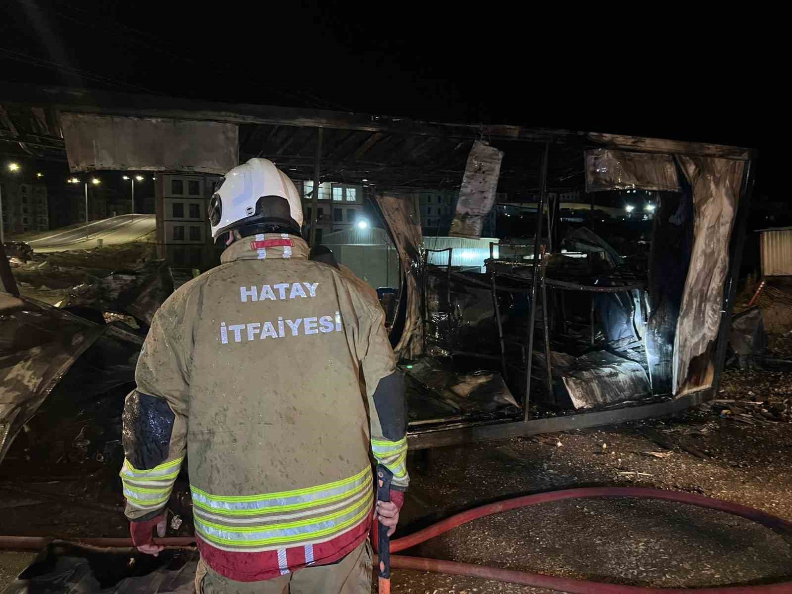Hatay&rsquo;da yanan konteyner kullanılmaz hale geldi
