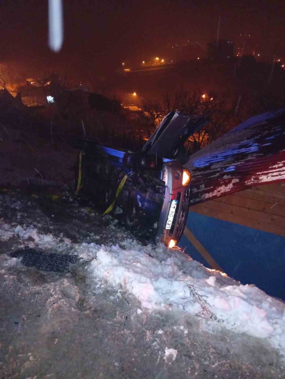 Kalbi duran yaralı i&ccedil;in doktor sedye &uuml;zerinde kalp masajı yaptı
