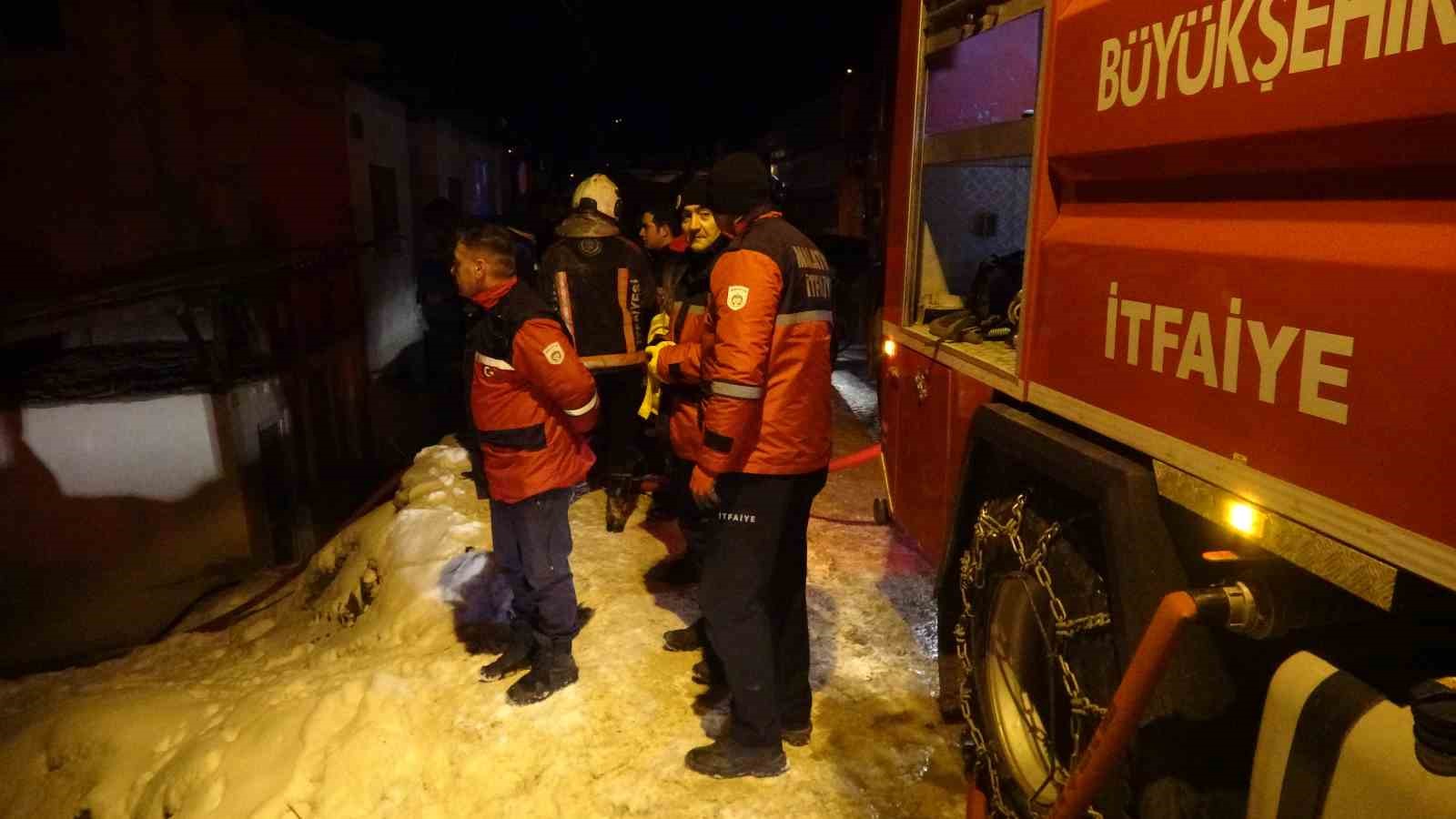 Malatya&rsquo;da m&uuml;stakil evde yangın: Mahsur kalan kadın kurtarıldı

