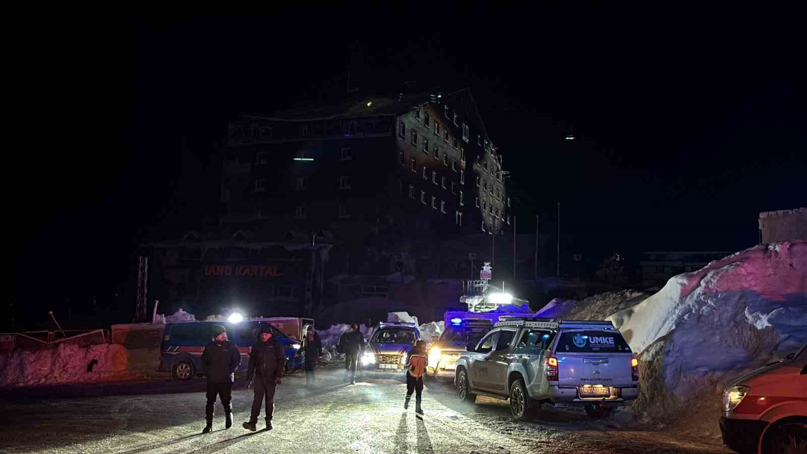 Kartalkaya yangın faciasının birinci yıld&ouml;n&uuml;m&uuml;nde acılı aileler otel &ouml;n&uuml;nde bir araya geldi
