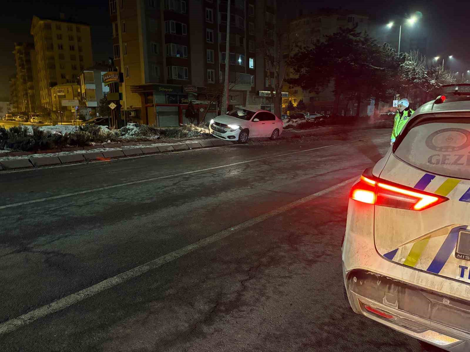 Alkoll&uuml; s&uuml;r&uuml;c&uuml; &ouml;nce ağacı devirdi ardından aydınlatma direğine &ccedil;arptı
