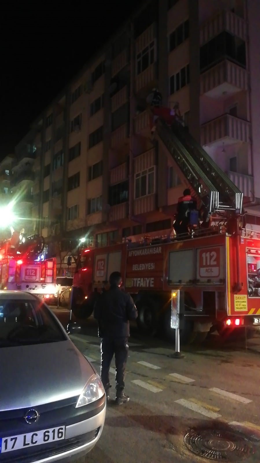 Apartmanda &ccedil;ıkan yangında 5 kişi dumandan etkilendi
