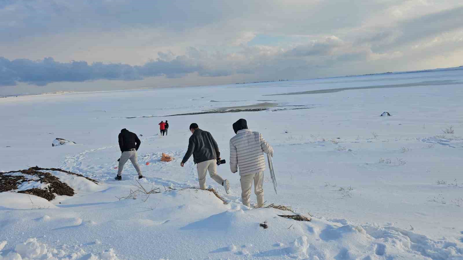&lsquo;Kuş cenneti&rsquo; Arin G&ouml;l&uuml; tamamen dondu
