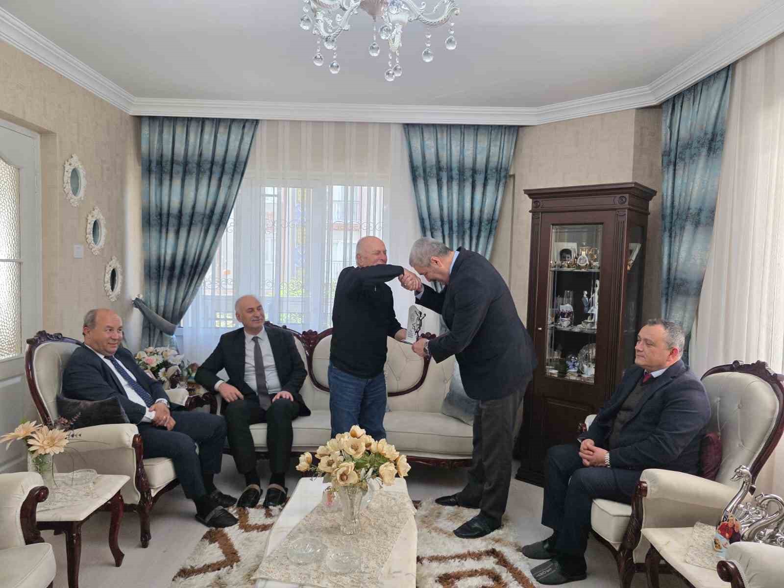 &Ouml;mr&uuml;n&uuml; &ouml;ğrencilerine adayan Varol &ouml;ğretmen unutulmadı
