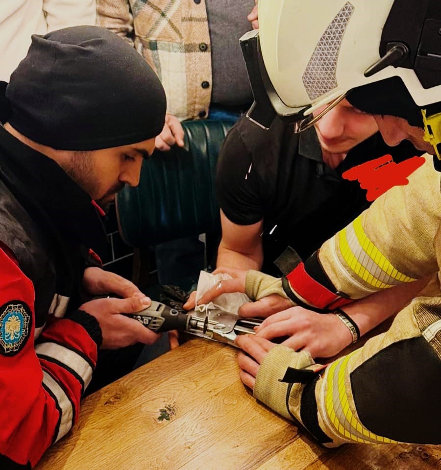 Parmağı zımbaya sıkışan gen&ccedil; i&ccedil;in itfaiye ekipleri harekete ge&ccedil;ti
