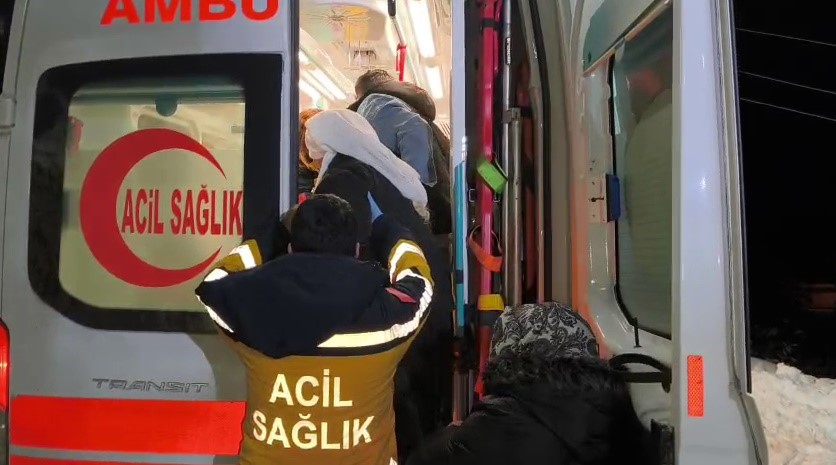 Sason&rsquo;da kar nedeni ile mahsur kalan hasta kurtarıldı
