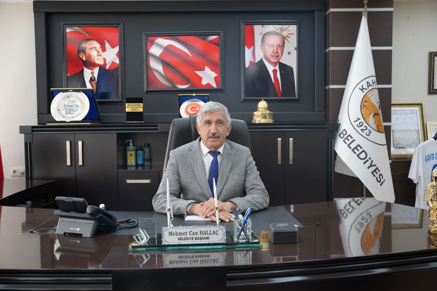 Başkan Hallaç’tan bayrağa yapılan saygısızlığa sert tepki