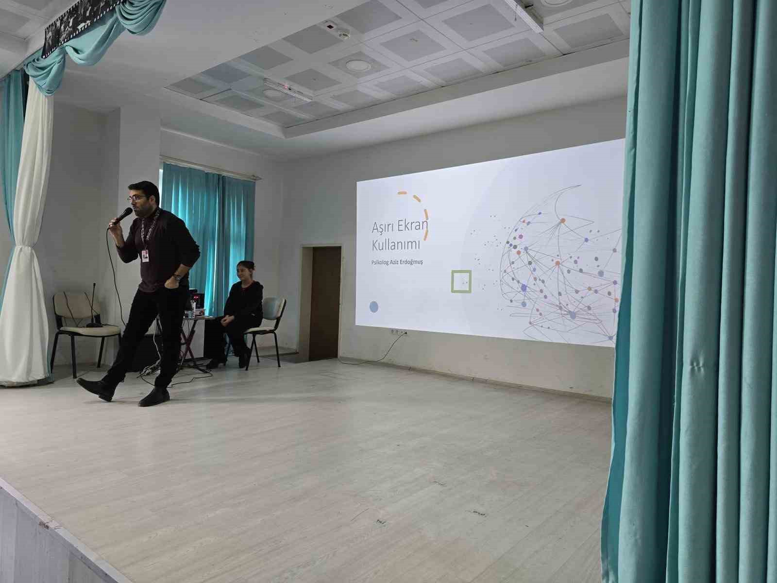 Bilecik&rsquo;te sosyal medya bağımlılığına karşı farkındalık eğitimi
