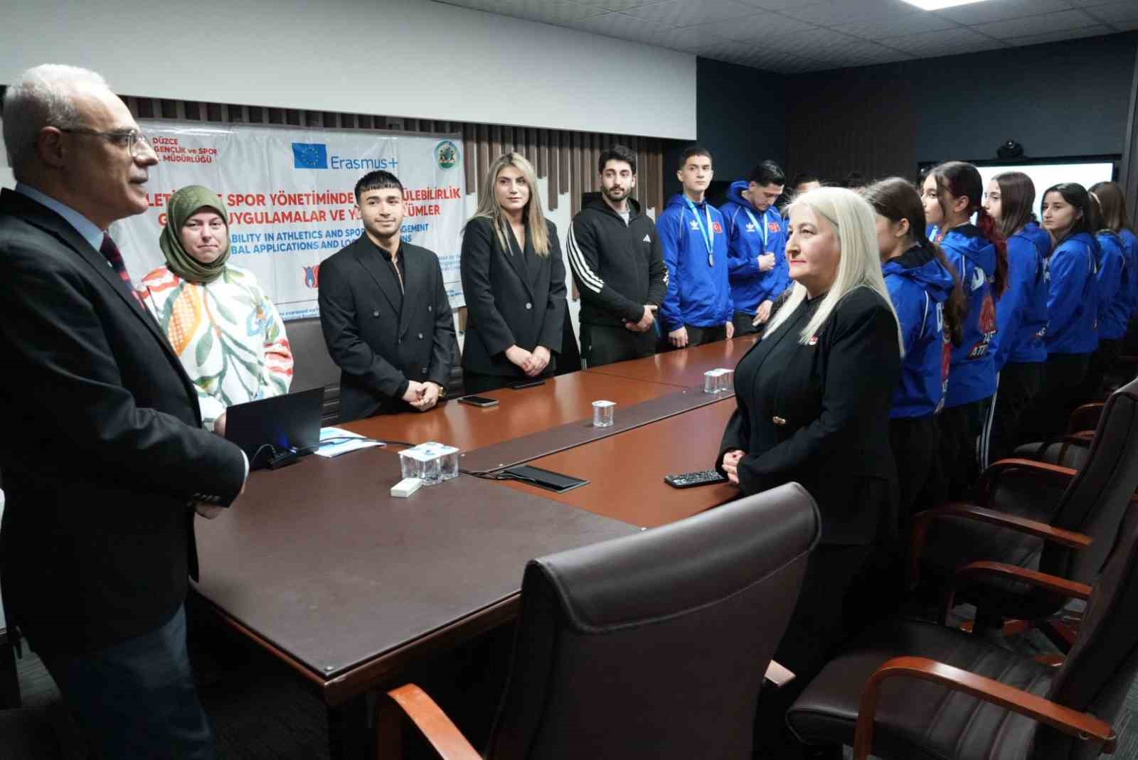 Arslant&uuml;rk başarılı sporcuları ağırladı
