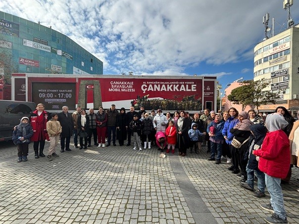 Edremit’te Çanakkale Mobil Müzesi Cumhuriyet Meydanı’nda ziyaretçilerini ağırladı