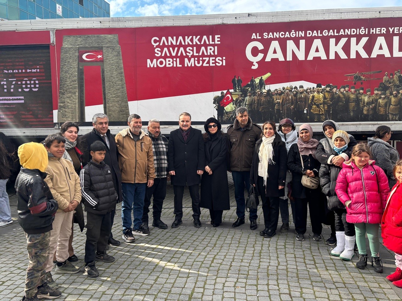 Edremit&rsquo;te &Ccedil;anakkale Mobil M&uuml;zesi Cumhuriyet Meydanı&rsquo;nda ziyaret&ccedil;ilerini ağırladı
