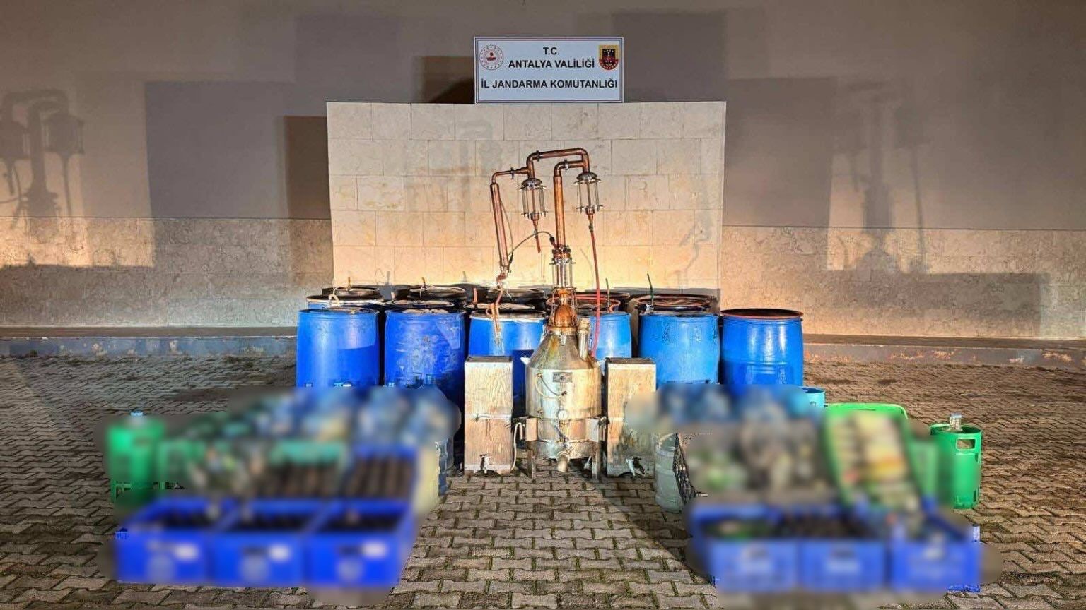 Elmalı’da 3 bin 750 litre kaçak ve sahte alkol ele geçirildi