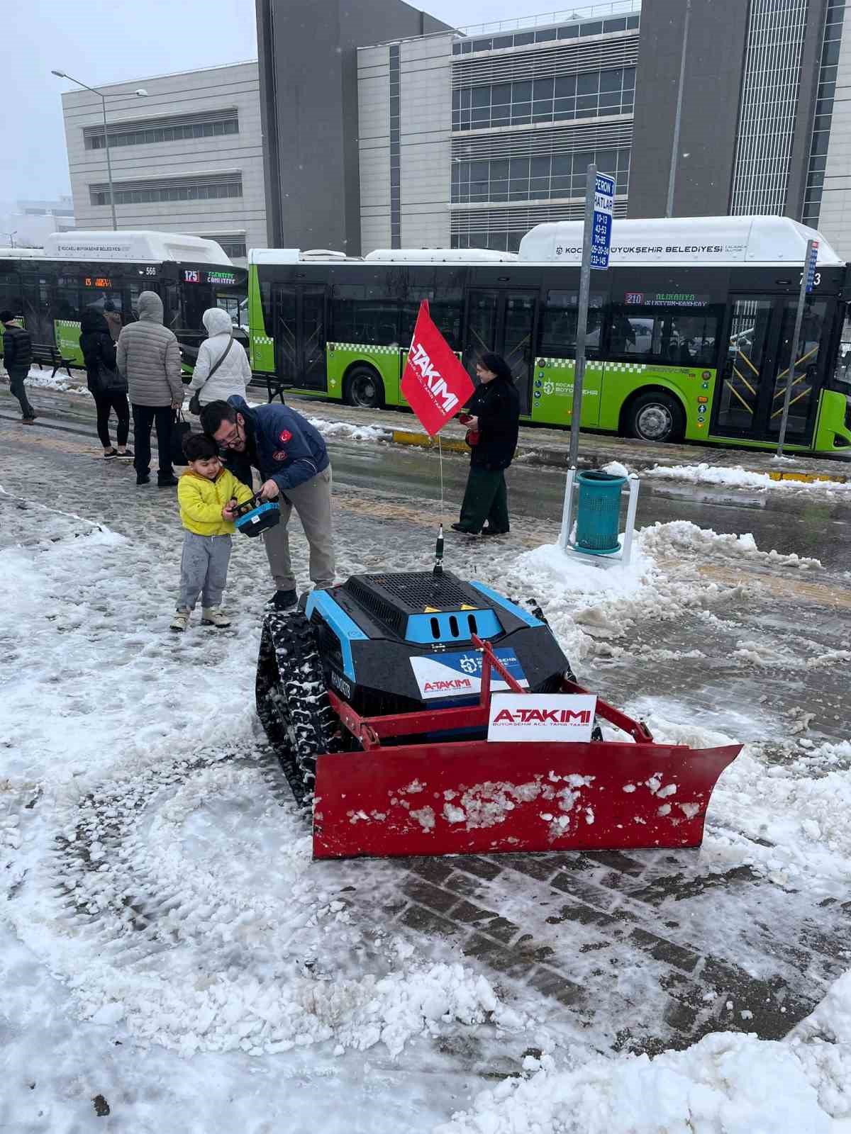 Kaldırımlar robotik ara&ccedil;larla kardan temizleniyor
