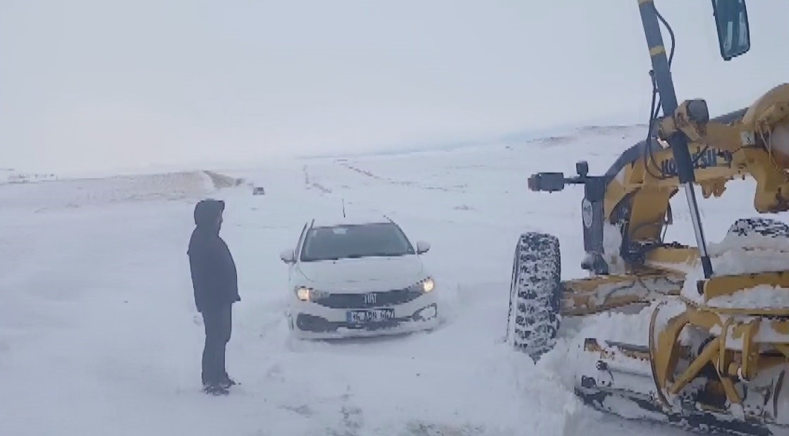 Kars&rsquo;ta &rsquo;kar kaplanları&rsquo;ndan hayat mesaisi
