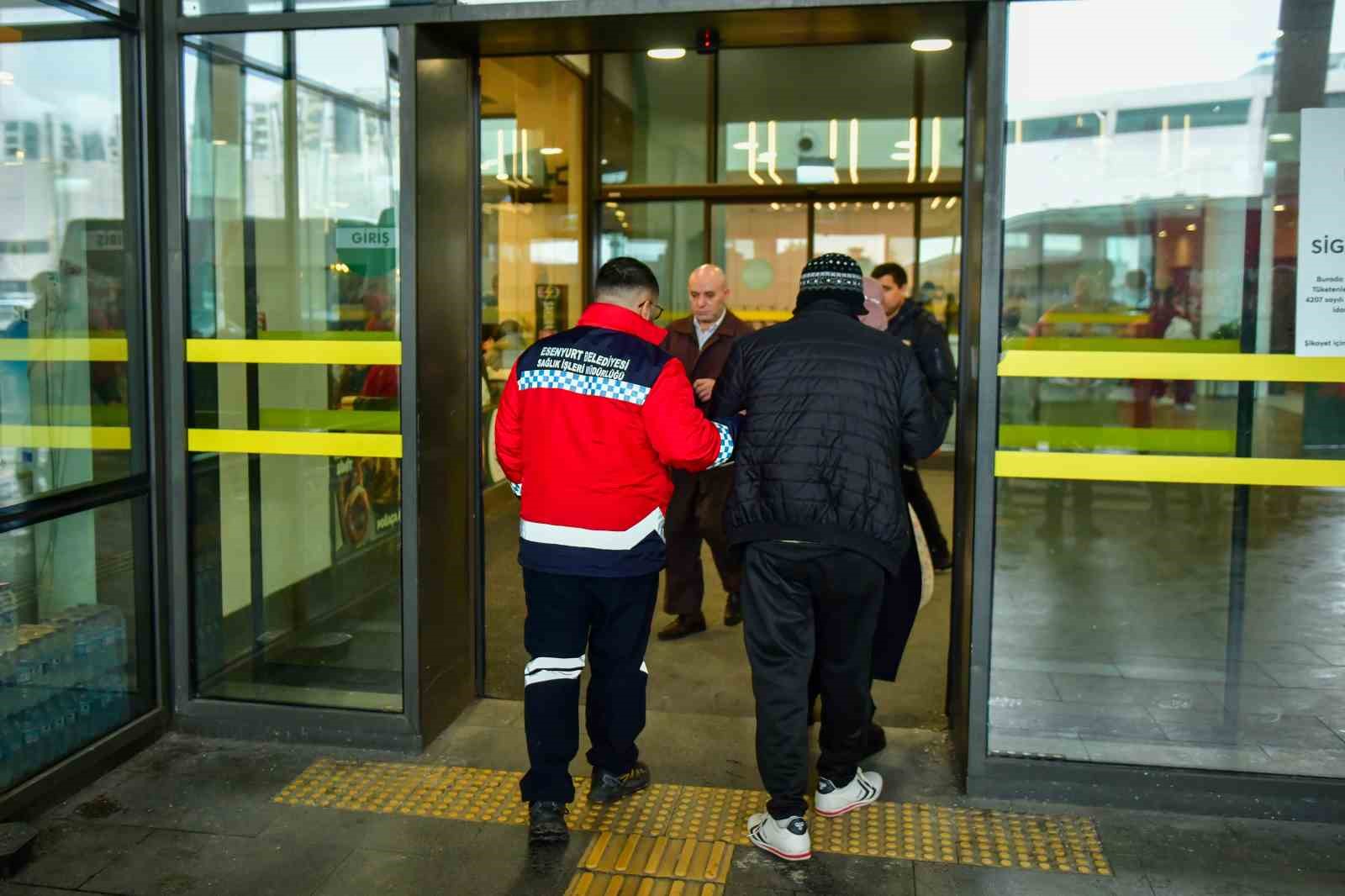 Esenyurt’ta ambulansla hasta nakil hizmeti aralıksız sürüyor