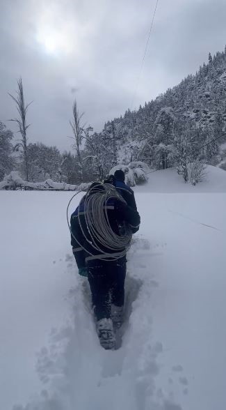 Artvin&rsquo;de yoğun kar yağışına rağmen elektrik dağıtım şirketi &ccedil;alışanları kesintisiz enerji i&ccedil;in sahada
