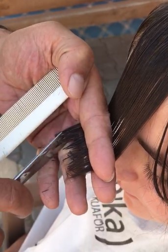 Hayırsever kuaf&ouml;r k&ouml;ylere gidip kız &ccedil;ocuklarını &uuml;cretsiz tıraş ediyor
