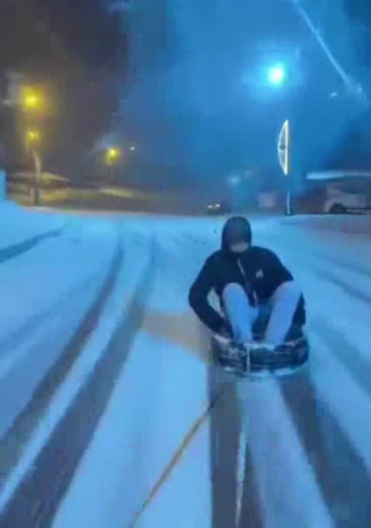 Aracın arkasına lastik bağlayıp oturdu, karda kayıp kayıt aldırdı
