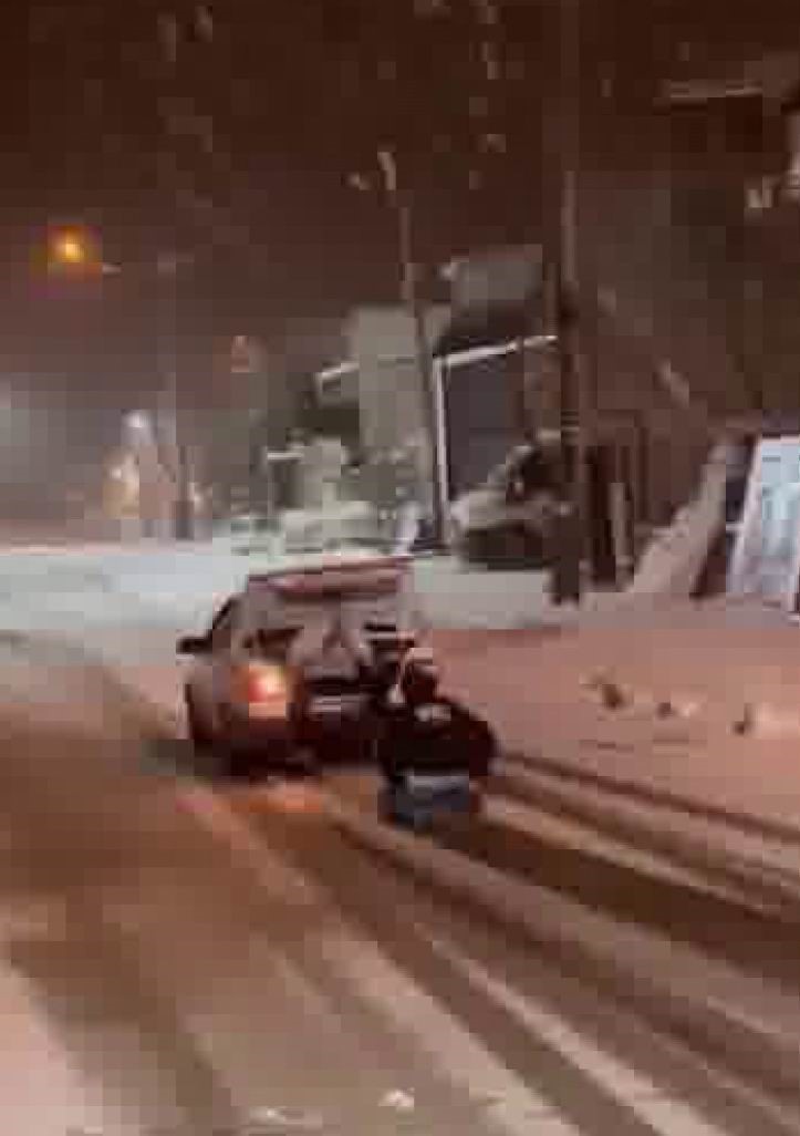 Aracın arkasına lastik bağlayıp oturdu, karda kayıp kayıt aldırdı
