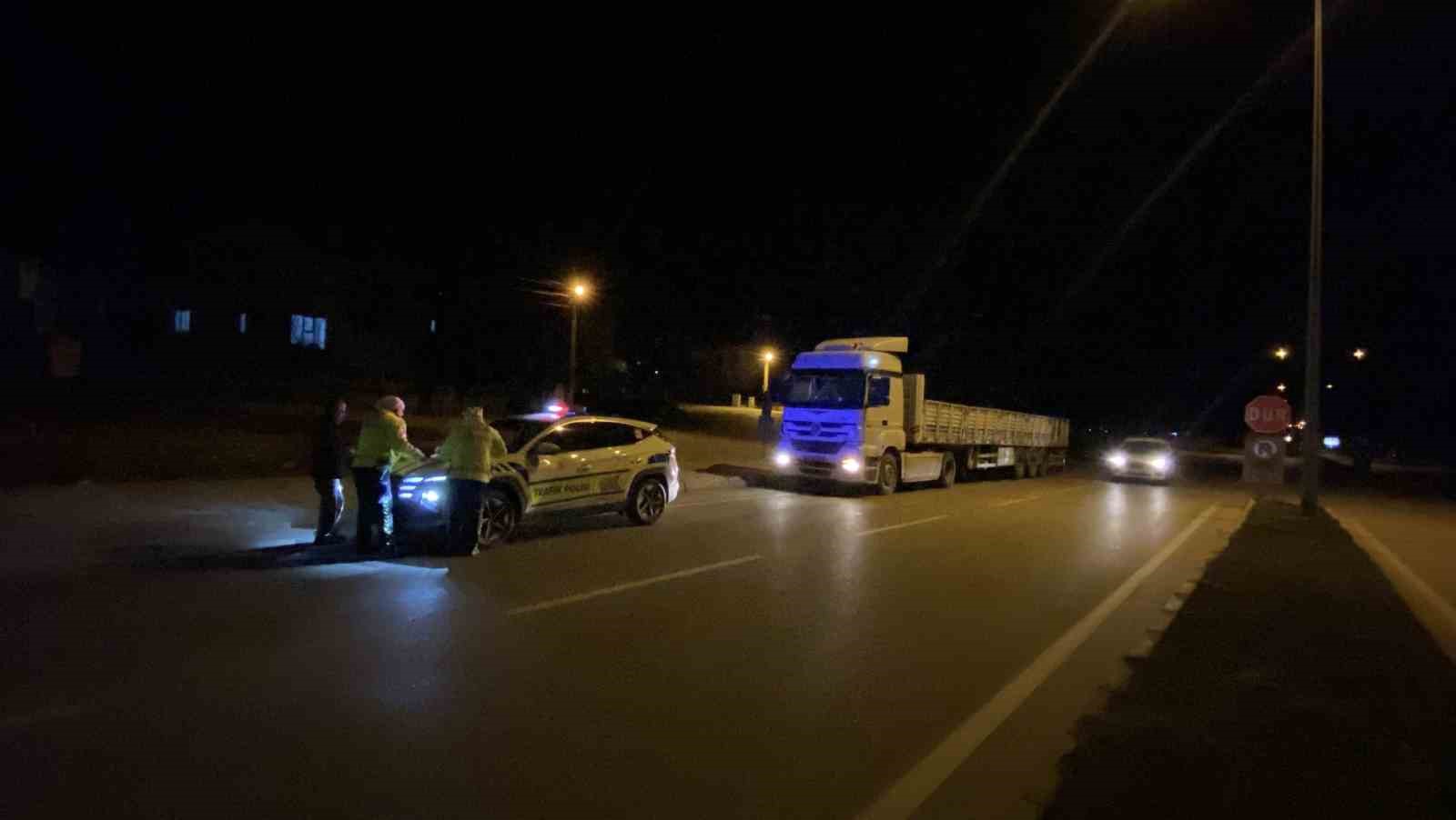 Uygulama noktasından kaçan tır sürücüsünün ehliyetsiz olduğu ve arandığı ortaya çıktı