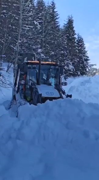 Artvin&rsquo;de kar nedeniyle 130 k&ouml;y yolunda ulaşım sağlanamıyor
