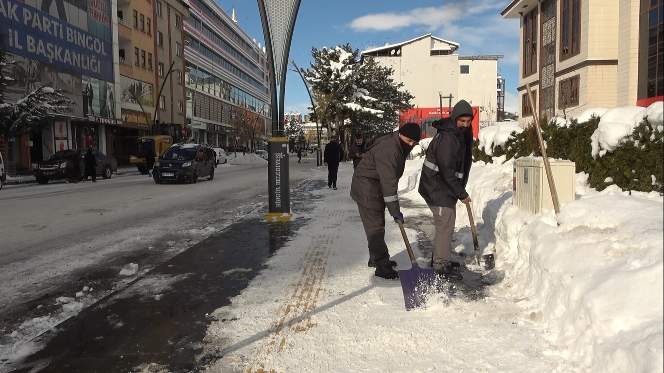 Bing&ouml;l&rsquo;de kar temizliği s&uuml;r&uuml;yor

