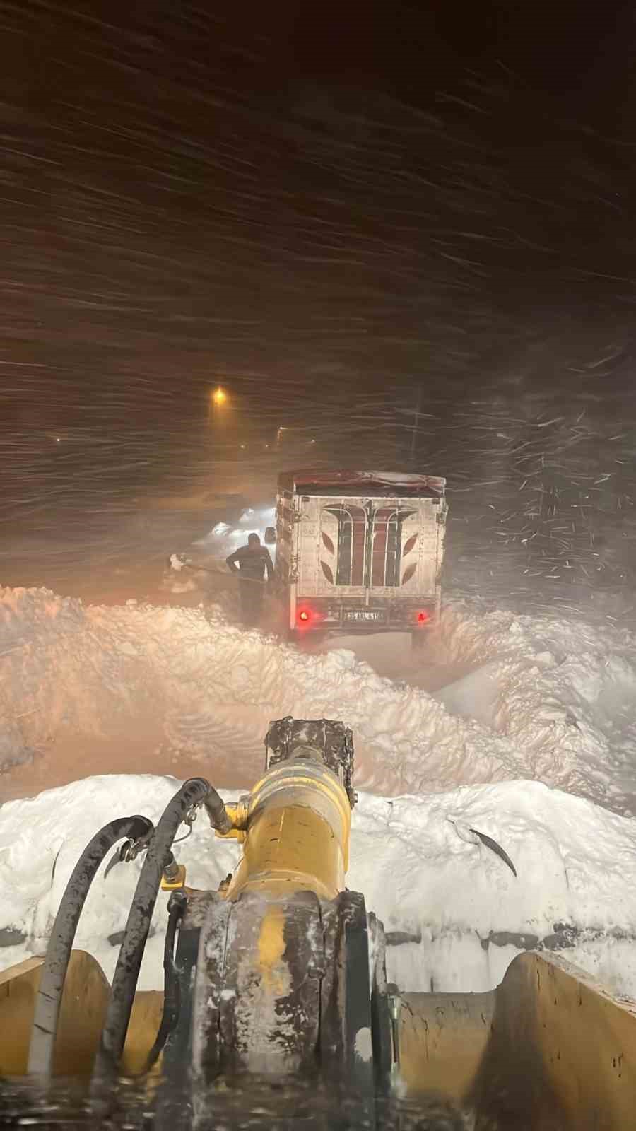 Ardahan&rsquo;da kar yağışı nedeniyle 35 k&ouml;y yolu ulaşıma kapandı
