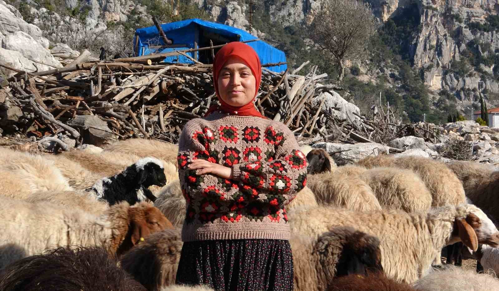 Mersinli Y&ouml;r&uuml;k kızı, baba mesleğiyle k&uuml;lt&uuml;r&uuml;n&uuml; yaşatıyor
