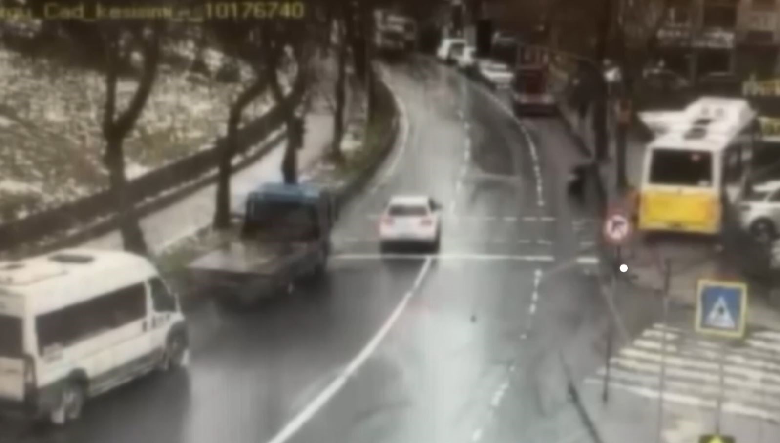 Esenler&rsquo;de otoparka dalan İETT otob&uuml;s&uuml;n&uuml;n altında kalmaktan son anda kurtuldu
