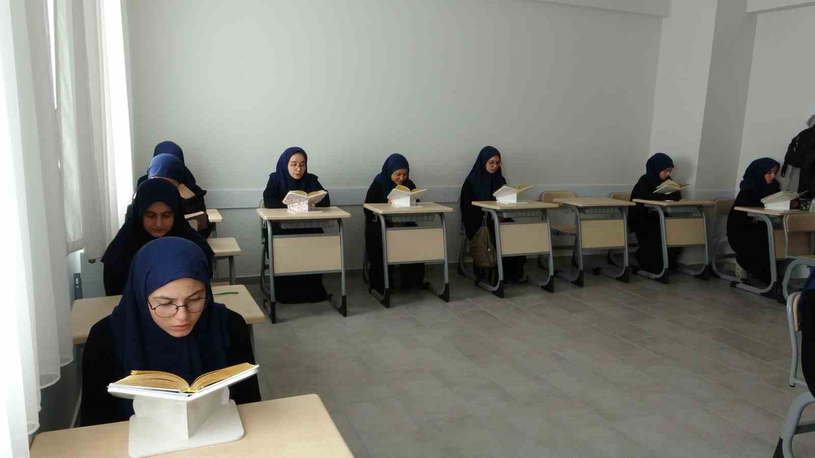 Hafızlık sınavını tamamlayan genç kızlar meşaleler, alkışlar ve Türk bayraklarıyla karşılandı