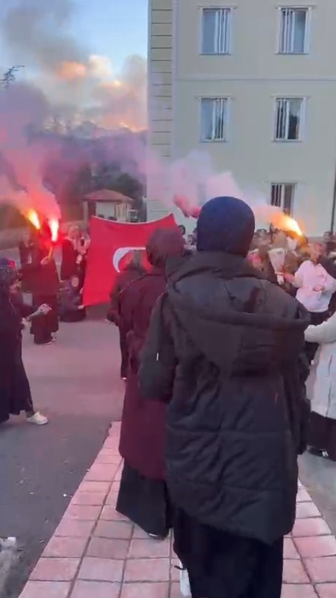 Hafızlık sınavını tamamlayan gen&ccedil; kızlar meşaleler, alkışlar ve T&uuml;rk bayraklarıyla karşılandı
